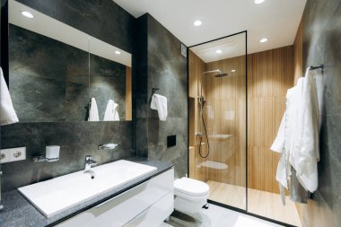 Mermer ve cam yüzeyli zarif banyo, yüzen kibir, arka ışıklandırma aynası, yağmur banyosu muhafazası, çerçevesiz cam.,