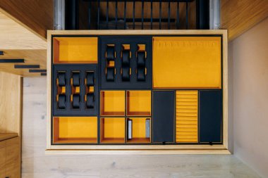 Genel görünüm düzenlenmiş ekran tepsisi çoklu izleme bölmeleri ve kayış tutucular, sarı eklentiler ve siyah aksanları gösterir,