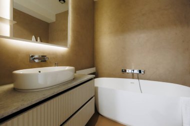 Yuvarlak leğen ve aydınlatılmış ayna, mat musluk, dahili depo çekmeceleri, alçı kaplama kaplama kaplama