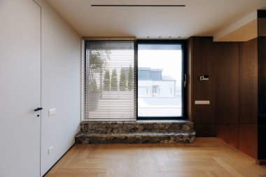 Mermer cam koltuklu minimalist oda, stüdyo veya daire listeleme için dekorasyon, parke döşeme ve büyük