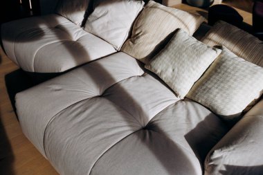 Kapalı çekyat yüzeyi dokuyu ve dikişleri gösteriyor. Ürün fotoğrafçısı katalog listeleme için kumaş detaylarını yakalıyor. Stüdyo