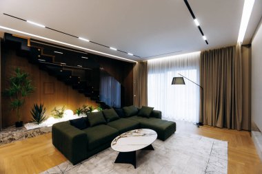 Zarif kapalı merdiven, yeşillikli ahşap merdivenler, çiçekli şık merdivenler ve ışıklandırma.