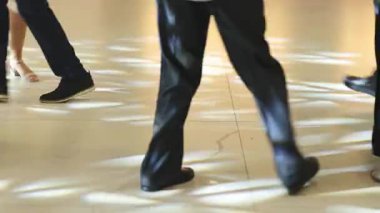 Dansçıların ayaklarının yere kapanması, parkenin cilalanması hareket eden ışıkları yansıtması, değişik ayakkabılar ve topuk tıkırtıları, ritmik ayak hareketleri.