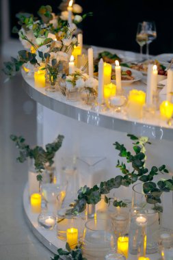 Zarif akşam aydınlatması, Rafine mum ve çiçek düzeneği toplantılar için zarif bir ortam yaratmak için tasarlandı.