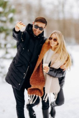 Kış manzarası boyunca sıcaklığı ve neşeyi paylaşan iki arkadaş serin park ortamında gizli anıları yakalıyor.