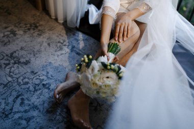 Çiçek ve peçeli zarif gelin, çiçek aksanlı şık gelin önizlemesi ve duvak gösterişli zarafet.