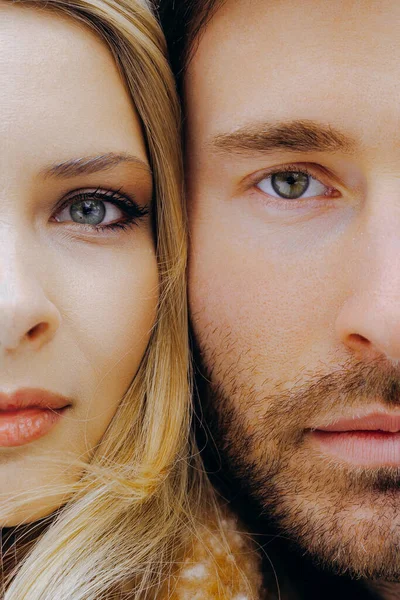 Renkli çift fotoğrafı, otantik ilişki canlı renklerle ve ılık doğal ışıkta yumuşak gülümsemelerle çekilmiştir.