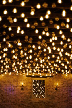 Yumuşak kehribar ışığı hoş geldin atmosferini arttırır, dekoratif ışıklandırma özel durumlar için özel ortamlar yaratır.