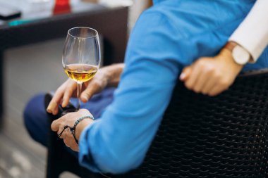 Arkadaşları şehir dışında viski eşliğinde hikâyelerini paylaşıyor, mesai sonrası rahatlıyor sıcak şehirde kehribar içkileriyle sohbet ediyor.