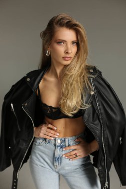 Şık sarışın figürü, sofistike bir görünüm sergiliyor, kendini beğenmiş sarışın modelin fotoğrafını çekiyor.