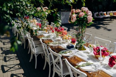 Çeşit çeşit yemek sunan köy sofrası, çeşitli aperatif yemekleri gösteren açık büfe.