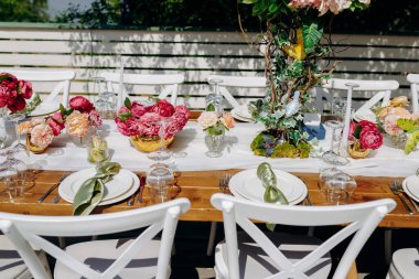 Kırsal alan kutlamaları, çiçek desenli sıradan brunch 'lar, kırsal masa dekorasyonlarının yer aldığı açık hava etkinlikleri.