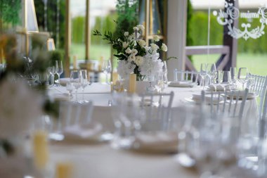 Modern dekor ile çağdaş karşılama alanı, parlak mekanlar parlak sandalyeler ve minimalist süslemeler