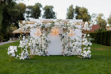 Çiçek açan açık hava seremonisi, renkli çiçeklerle süslenmiş zarif bahçe düğün yeri.