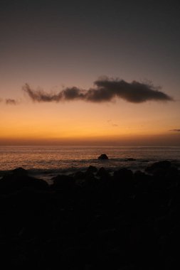Rahatlatıcı bir ambiyansı olan özel deniz kıyısı balkonu, okyanusa bakan sakin atmosferi olan rahat çatı terası.