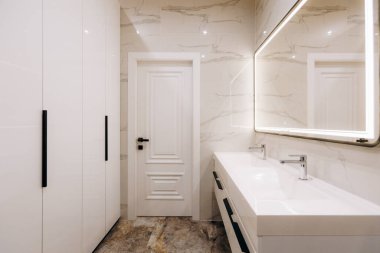 Lüks mermer banyo, arka aydınlatma aynası, yüzen kibir, entegre lavabo, porselen döşeme, yumuşak LED aydınlatma, ısıtılmış