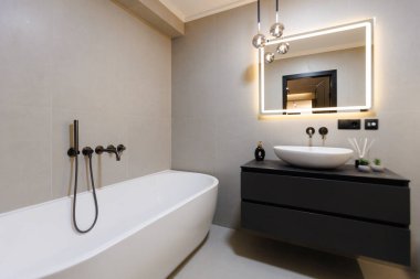 Mat musluklu serbest küvet, kapalı yumuşak teneffüs aydınlatma, yontulmuş kap lavabo, yüzen kibir, küre dokuları,