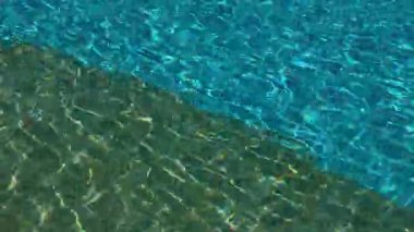 Çapraz Turkuaz Sığ Su Buluşma Kumu, Güneş Işığı Dalgalanmaları Dinamik Şablon Oluşturur, Kristal