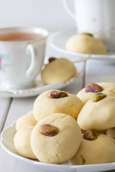 Biscuits au beurre égyptien Ghorayeba avec thé vertical — Photo
