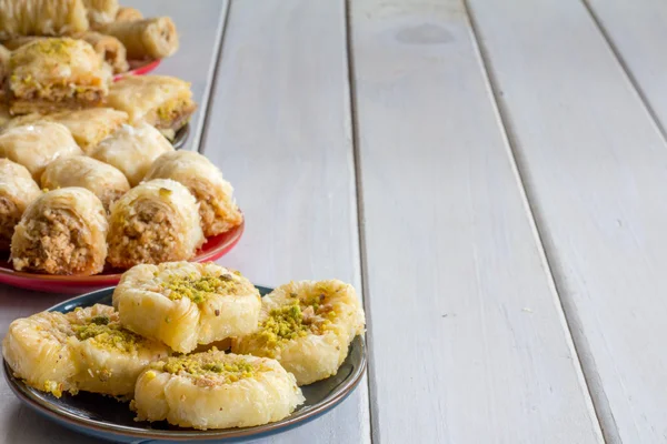 Verscheidenheid van Baklava op platen — Stockfoto