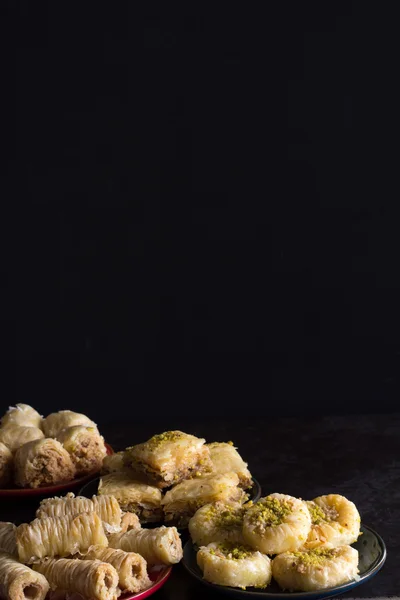 Verscheidenheid van Baklava donker op donkere achtergrond verticale — Stockfoto