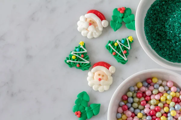 Bakning Juldekoration att dekorera Cookies — Stockfoto