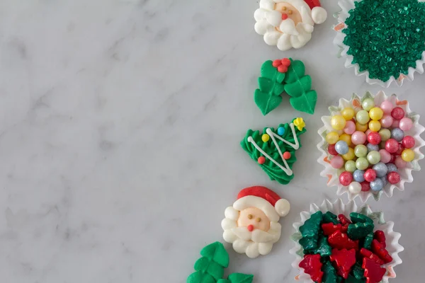 Linie der Weihnachtsbäckerei Dekoration dargelegt, um Plätzchen zu dekorieren — Stockfoto