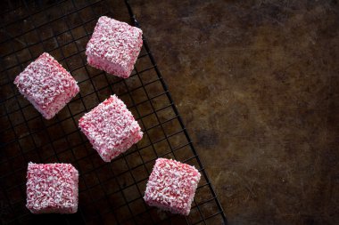 Kopya alanı yukarıdan rustik pembe Lamingtons
