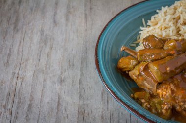 Kopya alanı yatay ile pirinç rustik Bamiya