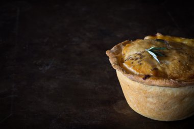 Biftek ve peynir pasta tepsisi yatay üzerinde