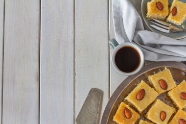 Revani ve kopya alanı ile yukarıdan kahve