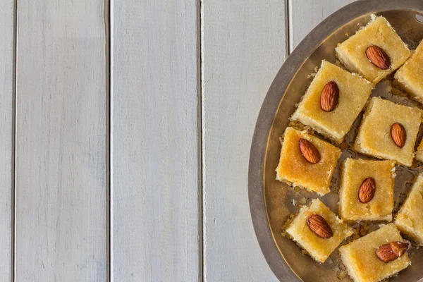 Basbousa von oben auf Holz — Stockfoto