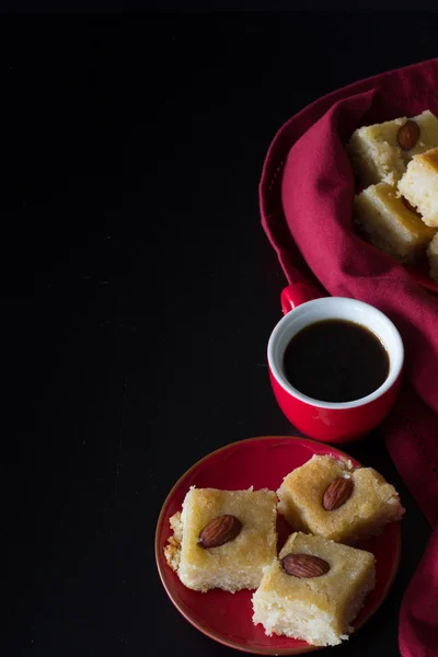 Revani ve kahve dikey yukarıda