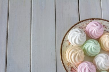 Yukarıdan plaka üzerinde Pastel Meringues