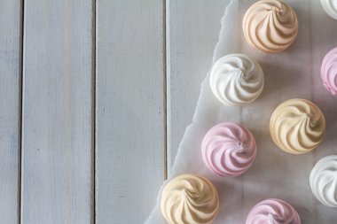 Kagit üzerinde pastel Meringues yukarıdan