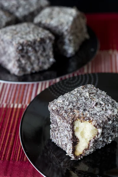 çikolata lamingtons - seçici odak dikey