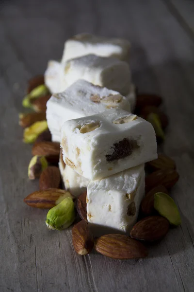 Gros plan de Nougat sur une table — Photo