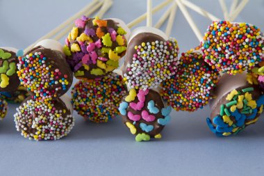 Tablo üzerinde Marshmallows dekore edilmiş