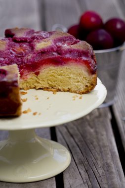 Baş aşağı Erik Cake - dikey