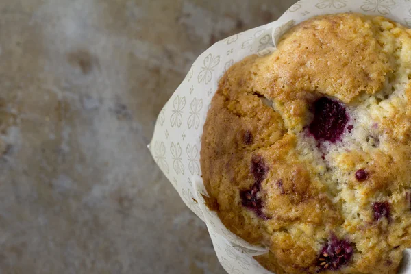 Single Raspberry Muffin from Above — Stock Photo, Image