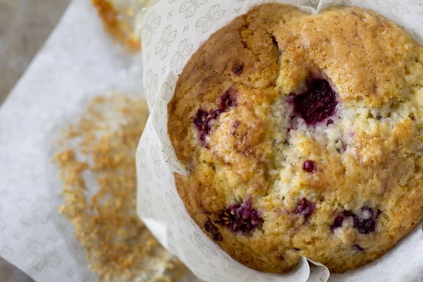 Muffin de frambuesa de arriba con taza de hornear — Foto de Stock