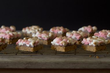 Smores raf soğutma üzerinde dilim