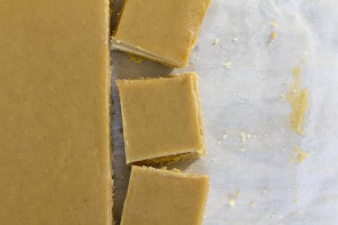 Zencefil dilim üzerinde pişirme kâğıdı kesmek