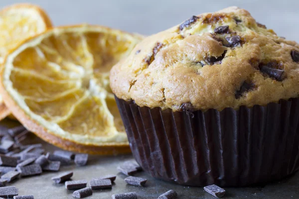 Pojedynczy pomarańczowy i Czekolada Muffin — Zdjęcie stockowe