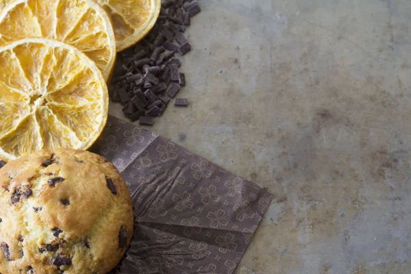 Muffin de naranja y chocolate en una bandeja de arriba — Foto de Stock