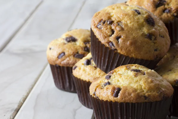 Muffins orange et chocolat sur une table avec espace de copie — Photo