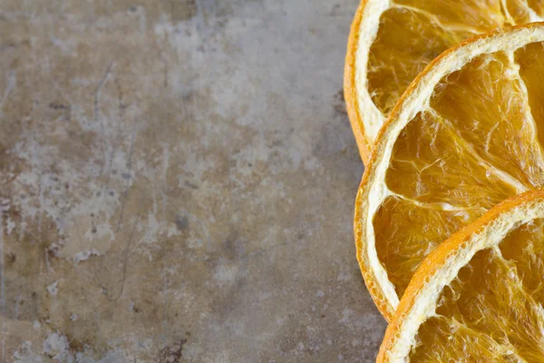 Getrocknete Orangen auf einem Tablett — Stockfoto