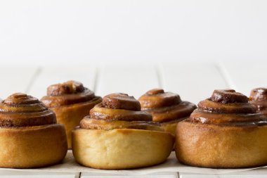 Tablo karamel sır ile rulo tarçın