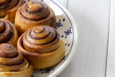 Yukarıdan karamel sır ile rulo tarçın