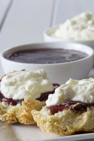 Primer plano Sultana Scones con mermelada y crema — Foto de Stock